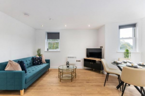 Modern 2-Bedroom Apartment, Leatherhead, Sleeps 5